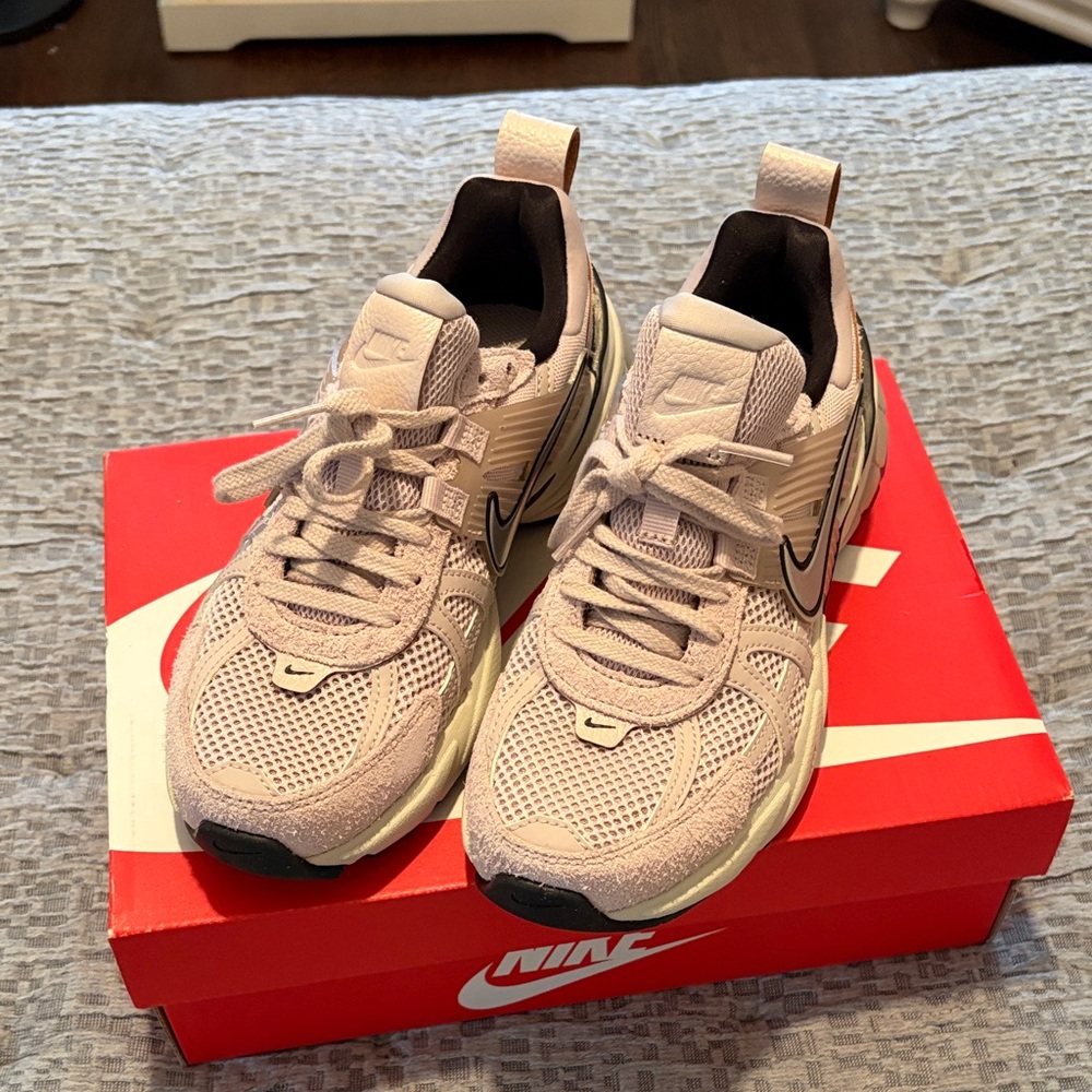 Nike V2K Run Women’s Sneakers Size 6